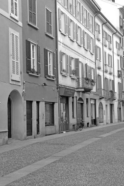 İtalya - Milan - 12 Mart 2018 - Brera ilçesi, kulüp, restoran ve alışveriş alanı - şehir merkezini ziyaret eden yabancı turistlerin sıkça uğradığı tarihi bölge, renkli evler