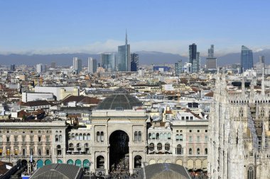 Covid yüzünden boş caddeler, kafe ve tarihi mekanların manzarası - 19 Milano, İtalya