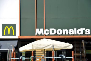 Milan, İtalya 12 Ekim 2018 - McDonald 's logosu ve restoranı, fast food, Milano şehir merkezinde