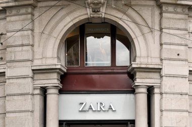 İtalya - Milan 11 Nisan 2108 - Zara mağazası ve logosu