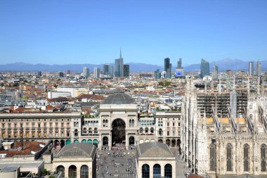 İtalya, Milan - 15 Aralık 2019: Duomo Katedrali, Vittorio Emanuele Galerisi ve dağlı Unicredit kulesi gökdeleni