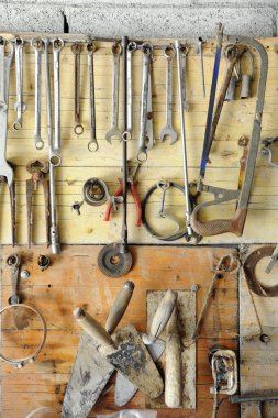 Garajda ev işi yapmak için gerekli aletler var.