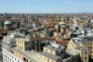 Binaların ve semtlerin cepheleriyle şehir manzarası, şehir manzarası 