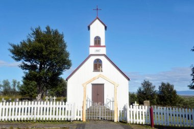 Kasabada küçük bir kilise manzarası
