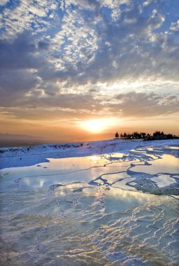 Karbonat gün batımında doğal havuzları aşıyor, Pamukkale, Türkiye