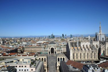 İtalya, Milan - 15 Aralık 2019: Duomo Katedrali, Vittorio Emanuele Galerisi ve dağlı Unicredit kulesi gökdeleni