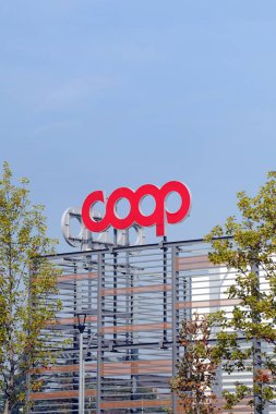 Milan, İtalya - 19 Ekim 2018: Coop süpermarketi, market logosu