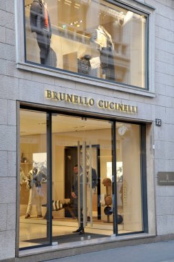 İtalya - Milan - 16 Ocak 2018 - Montenapoleone yolundaki Brunello Cucinelli mağazası - moda ve lüks bölge