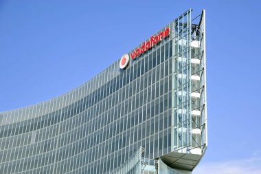İtalya, Milan - 05 Nisan 2018: Logolu Vodafone ofis binası