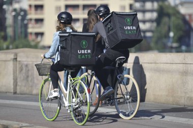 Milan - Uber 'in restoranlarda yemek sipariş etmek için yemek yemesi giderek yaygınlaşıyor, ev teslimatları.