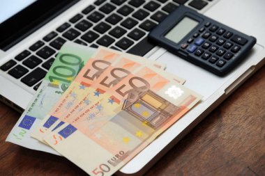 Euro parası ve bilgisayar klavyesi - ekonomik işlem ve banka çevrimiçi