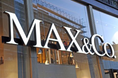 Milan, İtalya - 23 Ekim 2018: Max Mara mağazası ve logosu, Max and co in Milano
