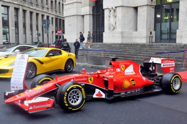 İtalya, Milan - 15 Aralık 2017: Ferrari otomobil üreticisi Piazza Affari 'nin iş merkezindeki borsaya girdi
