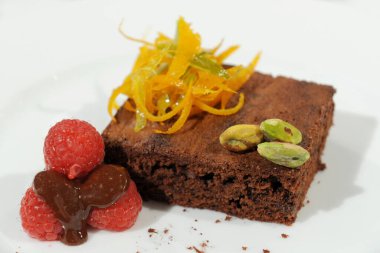 Fındıklı ve naneli çikolatalı pasta.