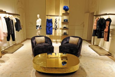 İtalya, Milan - 21 Aralık 2017: Fendi butiği - Montenapoleone yolundaki lüks mağaza - altın arka planda çantalar