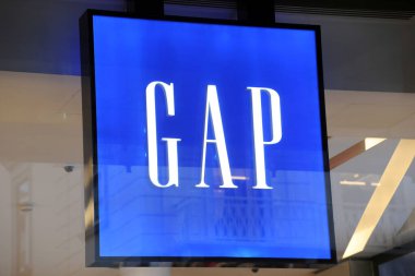 Milan, İtalya 29 Ekim 2018 Gap logosu ve mağazası