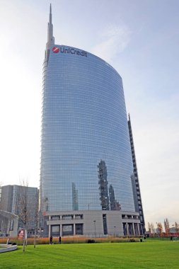 Milan, İtalya 13 Kasım 2018 - Unicredit Tower gökdeleni ve yeni park