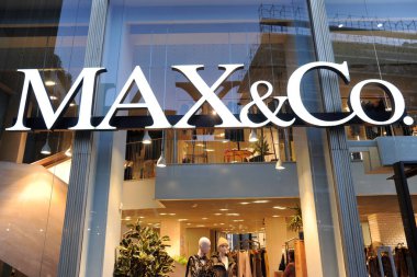 Milan, İtalya - 23 Ekim 2018: Max Mara mağazası ve logosu, Max and co in Milano