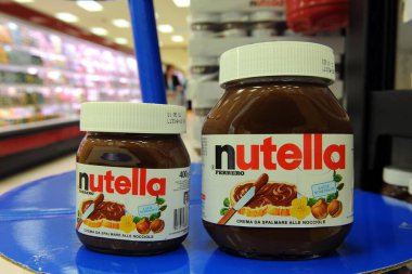 Milan, İtalya - 11 Ekim 2018: Bir süpermarkette İtalyan Nutella Ferrero kremi