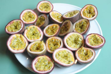 Beyaz arka planda taze meyve ve sebze salatası.