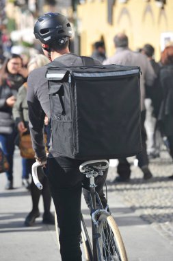 Milan - Uber 'in restoranlarda yemek sipariş etmek için yemek yemesi giderek yaygınlaşıyor, ev teslimatları.