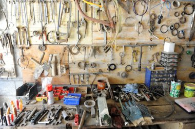 Garajda ev işi yapmak için gerekli aletler var.