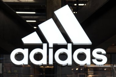 Milan, İtalya 29 Ekim 2018 - Adidas logosu ve dükkânı