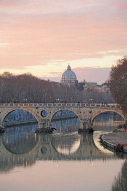 İtalya - Roma - Günbatımında Tevere Nehri üzerindeki Trastevere Köprüsü