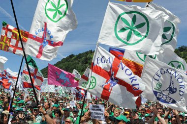 İtalya - Pontida March1,2018 - Lega nord bayrağı seçim kampanyası mitinginde