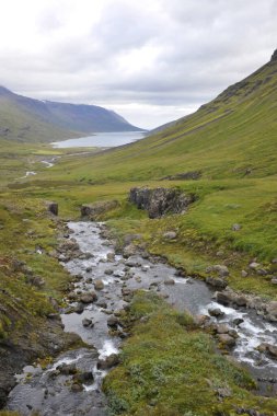 Dağlarda nehir olan dağ manzarası
