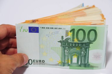 Avro banknotları elinde