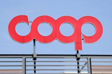 Milan, İtalya - 19 Ekim 2018: Coop süpermarketi, market logosu