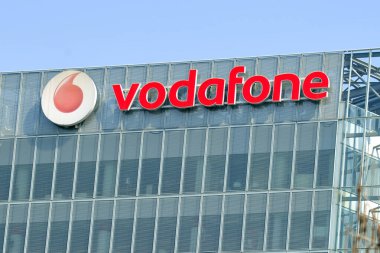 İtalya, Milan - 05 Nisan 2018: Logolu Vodafone ofis binası