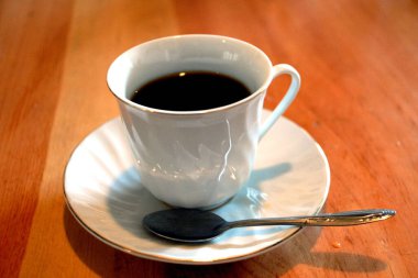 Bir fincan kahve ve ahşap masa.