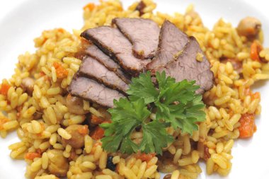 Sebzeli kızarmış domuz ve pilav.