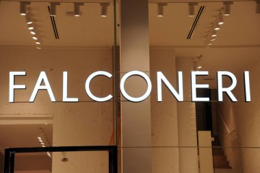 Milan, İtalya 29 Ekim 2018 - Falconeri logosu ve dükkânı