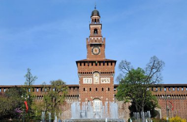 Milan - İtalya 2 Ekim 2018 - Castello Sforzesco - Turist için ziyaret yeri - güneşli bir günde ve şehir merkezinde, Milano 'nun dönüm noktası