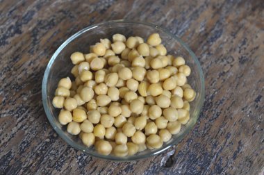 Kavanozda konserve bezelye