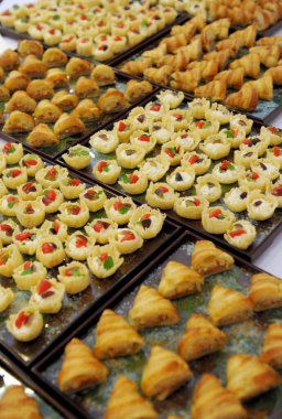 Bir dükkanda geleneksel Türk tatlıları