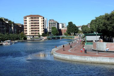 Milan, İtalya Eylül 28,2108 - Navigli Kanalı (Naviglio grande) turist için ilginç bir yer
