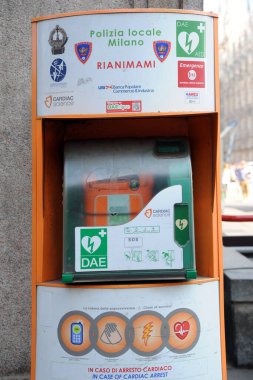 Benzin istasyonu olan bir posta kutusuna yakın çekim.