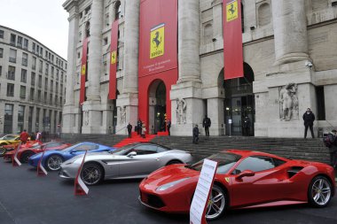 İtalya, Milan - 15 Aralık 2017: Ferrari otomobil üreticisi Piazza Affari 'nin iş merkezindeki borsaya girdi