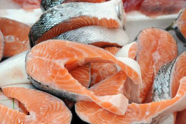 Buzlu taze somon filetosu.