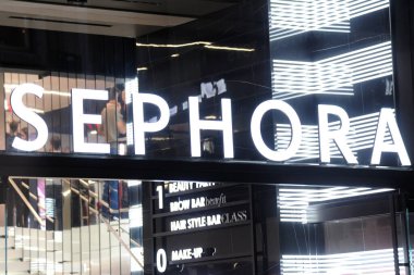 Milan, İtalya 29 Ekim 2018 - Sephora logosu ve mağazası