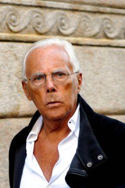 İtalya - Milan - 21 Kasım 2016 Giorgio Armani moda haftasında poz verdi