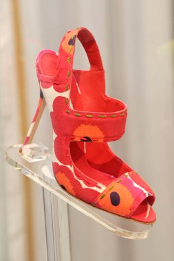 İtalya, Milan - 23 Aralık 2017: Manolo Blahnik mağazası, ayakkabı sanatı