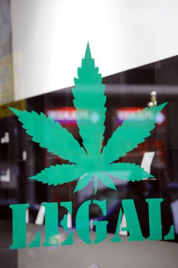 Milan, İtalya - Kasım 06, 2018 - Yasadışı ot, esrar ve sigara içmek için düşük THC ve higth cbd ile marihuana -