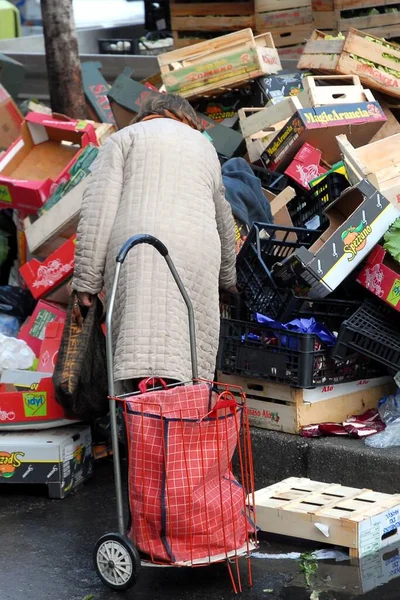 Talya Milan Aralık 2019 Kaldırımda Çöp Torbaları Yürümeye Çalışan Insanlar — Stok fotoğraf