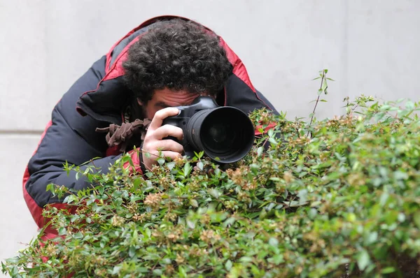 Milánó Olaszország November Paparazzi Férfi Szabadban Fényképez — Stock Fotó