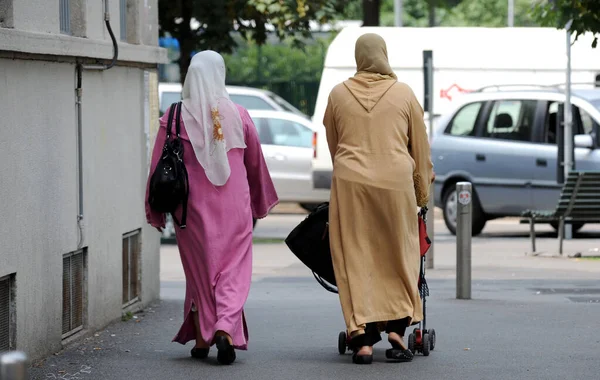 Milaan Arabische Vrouwen Met Sluier Hun Hoofd Wandelen Straat Van — Stockfoto